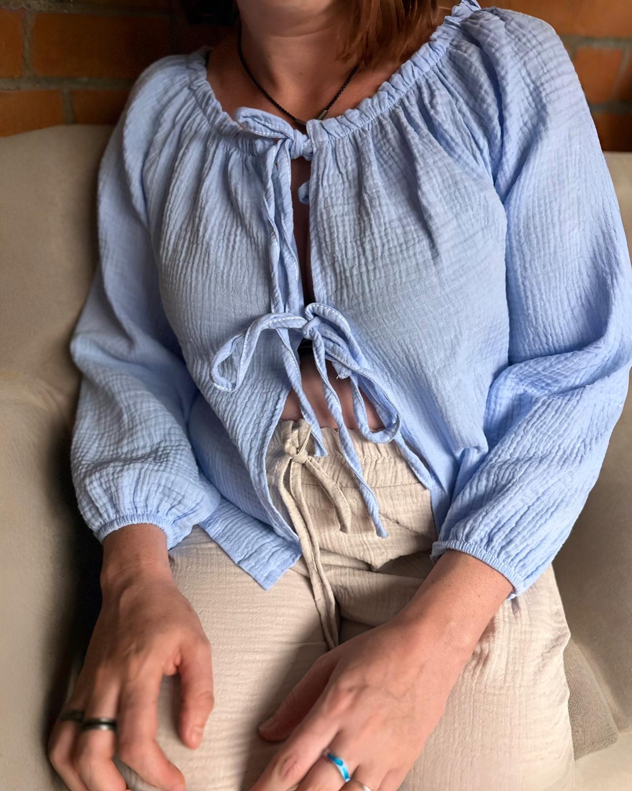 MUSSELIN KNOTEN BLUSE "MELA" HIMMELBLAU