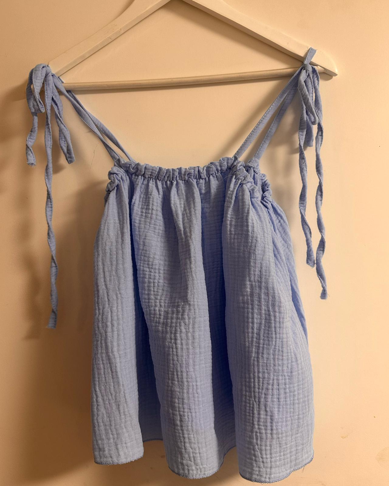 MUSSELIN TRÄGER-SHIRT "JOANA" HIMMELBLAU